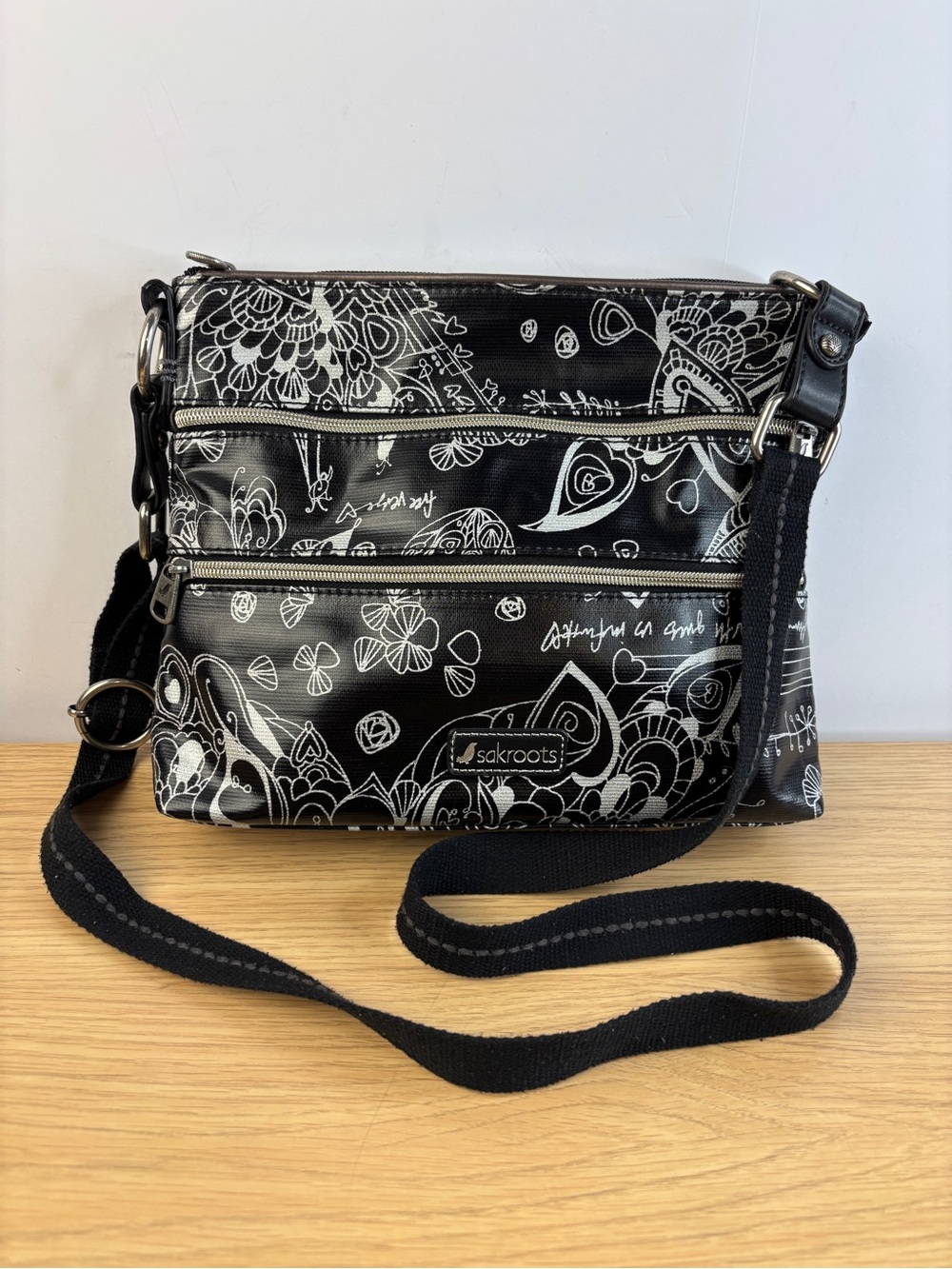 Sakroots Artist Circle Basic Crossbody Bag Black /White